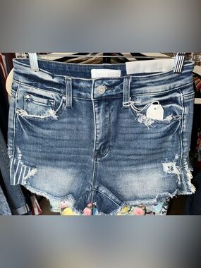 Frayed Hem Distressed Denim Shorts in Blue